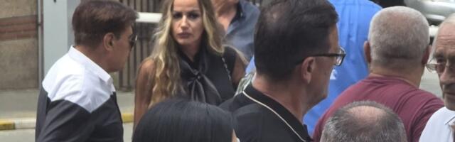"Došla je nafrakana kao za vašar" Nastavlja se drama sa Andrijine sahrane, pevač žestoko isprozivao koleginicu