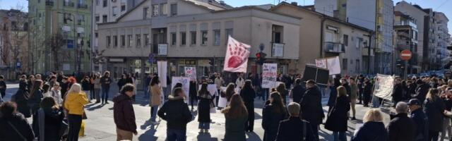 Kragujevčani 12. dan zaredom na 15 minuta blokirali raskrsnicu kod  Uzora  (FOTO)