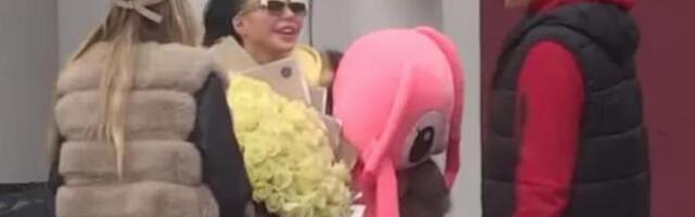 EVO KAKO IZGLEDA MAJA MARINKOVIĆ NAKON BORBE SA SEPSOM! Jedva hoda, zabrinjavajući prizor sa Pinka