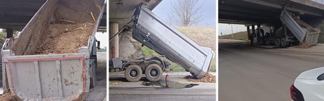 Pogledajte jezive scene kod Orlovače: Kamion se zakucao u nadvožnjak! FOTO galerija užasa!