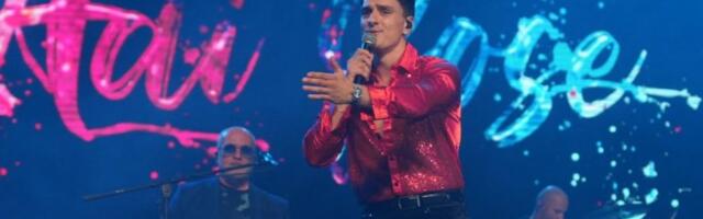 Adi Šoše napravio magiju pred krcatim Sava Centrom! 4.000 ljudi ustalo čim je kročio na binu: "Hvala što ste moje snove pretvorili u realnost"