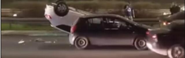 Završio na KROVU: Prevrnuo se automobil kod Sava Centra (VIDEO)