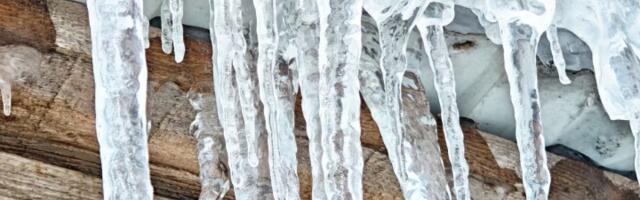 Opasnost vreba sa krovova u Pančevu! Jezivi prizori sa vrhova zgrada (FOTO)