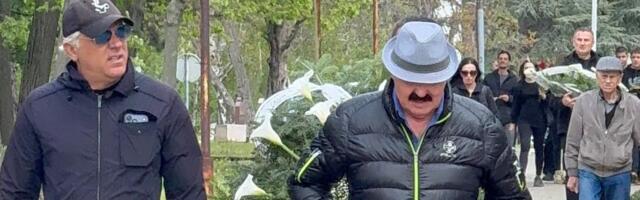 Haris Džinović utučen stigao na Bežanijsko groblje: Pevač došao da isprati Sašu, iza njega nose veliki venac