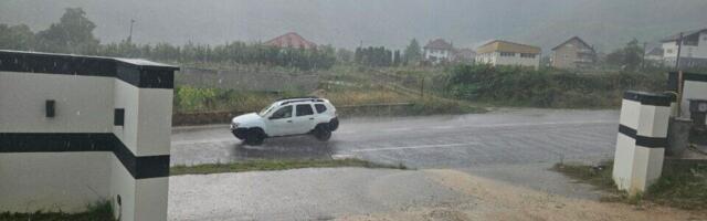 POTOP U OVOM SRPSKOM GRADU! Snažno nevreme se u trenu sručilo, reke teku ulicama - evo koji delovi su SLEDEĆI NA UDARU (FOTO)