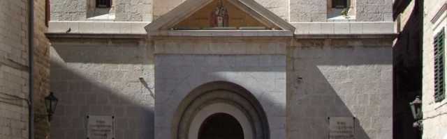 Adžić negira skrnavljenje crkve, Krivokapić osuđuje