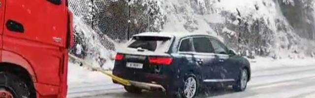 Neobičan prizor na putu u Sandžaku – Audi šlepa kamion firme “Sead Trans” /VIDEO/