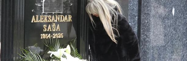 BOL NE PROLAZI! Suzana u suzama MILUJE Sašin spomenik, sin i ćerka se ne odvajaju od nje, obeležavaju 40 dana od smrti (FOTO)