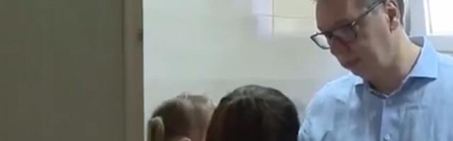 "Bez trunke emocije": Snimak Vučića sa bebom izazvao buru na društvenim mrežama! (VIDEO)