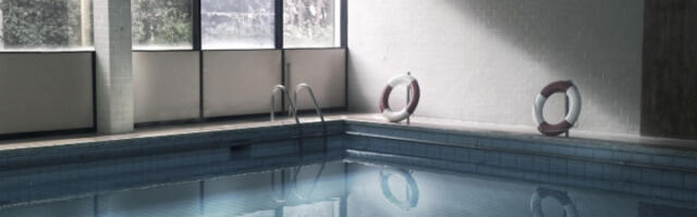 Тренер пливања оптужен за силовање и сексуални напад на најмање седам малолетница