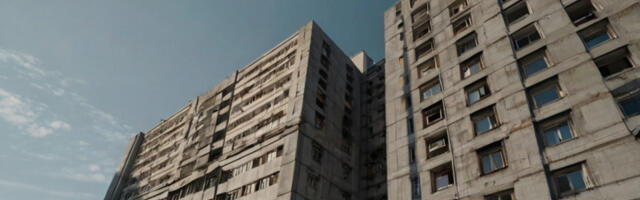 Gigantski poster žene na fasadi prepao stanare zgrade: Njen muž došao na kreativnu i skupu ideju (FOTO)