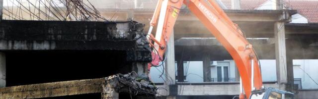 RUŠENJE BETONSKOG SKELETA U CENTRU GRADA: Na odobravanje Lozničana kreće uklanjanje nikad završenog tržnog centra