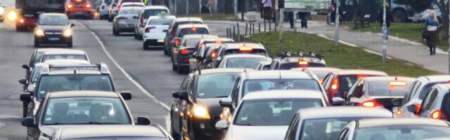 Blicanje farovima nije slučajno: Mnogi vozači u Srbiji ovo ne znaju, a logika je jasna