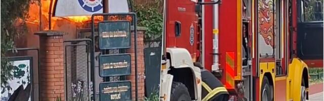VELIKI POŽAR U NOVOM SADU! Vatra zahvatila "Nautički klub" na Limanu, vatrogasci se bore sa stihijom (VIDEO)