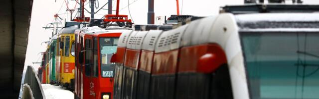 Nezgoda na Bulevaru kralja Aleksandra: Autobus se otkačio sa šlepa i zakucao u tramvaj