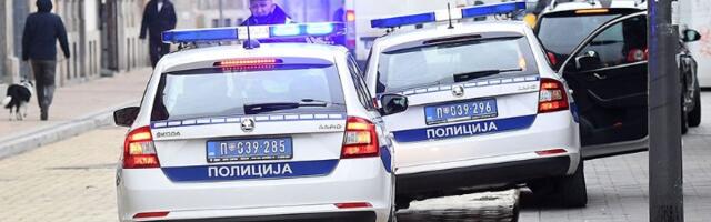 Policija "uhapsila" auto sa natpisima protiv Vučića