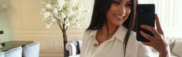 DA PADNEŠ U NESVEST! MAJKA ANDREANE ČEKIĆ PRAVA LUTKA, mnogi su mislili da joj je SESTRA! Je l' moguće?! (FOTO)