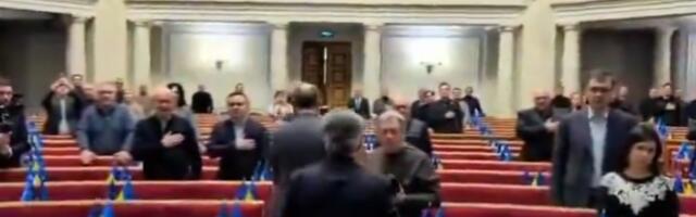 SEVAJU PESNICE U PARLAMENTU: Zahtev za smenu vrhovnog komandanta izazvao opšti cirkus (VIDEO)