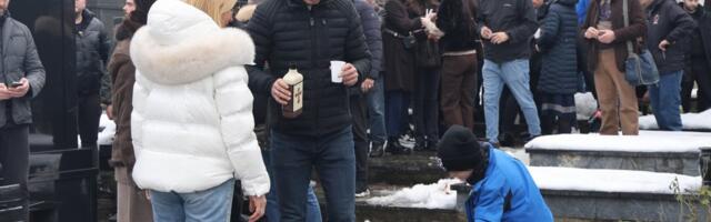 Dirljiva scena na Arkanovom pomenu - Evo šta je mali Željko uradio na dedinom grobu