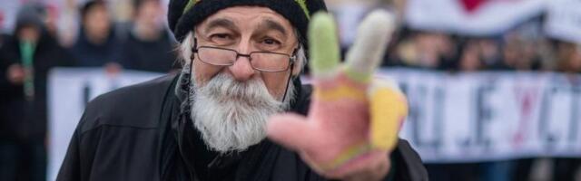 Novinar i profesor kažnjeni jer su se „u svojstvu pešaka kretali kolovozom“