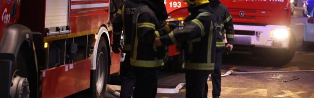 GORI KUĆA NA ČUKARICI: 16 vatrogasaca u borbi sa vatrenom stihijom