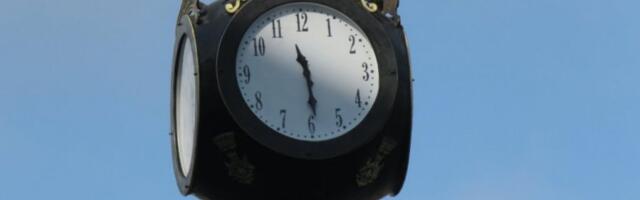 UVEK ĆE POKAZIVATI TAČNO VREME! Postavljen novi sat na kružnom toku na Trgu republike u Beogradu! (FOTO)