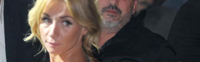 KO JE DUBRAVKA CETINSKI KOJA JE GLAVNI KRIVAC ZA POTURANJA LAŽI O LOGORU: 15 godina mlađa od pevača, njegov je menadžer, a jedva preživela moždani