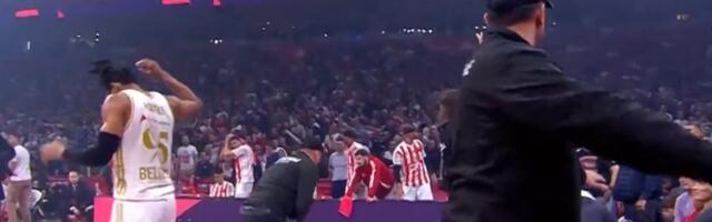 Potpuni haos u finišu derbija: Košarkaši Partizana zasuti predmetima, nastradao i Moneke, letela i patika?!