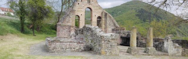 SRAMOTA U KURŠUMLIJI! POKRALI IKONE, PA VRŠILI NUŽDU NA PROSTORU MANASTIRA: Traga se za osumnjičenim lopovima i izgrednicima, zaprepastili onim što su uradili!