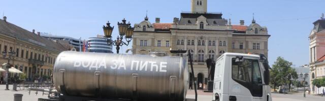 Cisterne sa pijaćom vodom postavljene na Trgu slobode i kod Futoške pijace