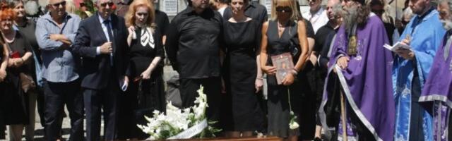 SAHRANJENA OLIVERA KATARINA: Sin slavne umetnice slomljen od tuge - najpotresnija scena na Novom groblju!