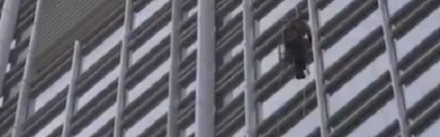 Muškarac u invalidskim kolicima se popeo na 250 metara visok soliter, a razlog je mnoge dirnuo! (VIDEO)