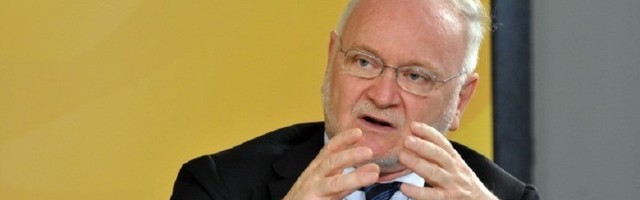 "Vučić tipičan autoritarni političar, ponaša se kao da je stručnjak za sve"