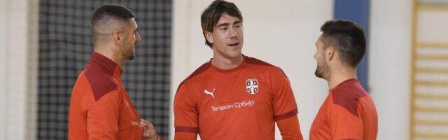 PIKSI I JOVIĆ ODMERILI SNAGE! Okupili se reprezentativci Srbije, a evo u kakvoj ATMOSFERI idu u Portugal! /VIDEO/
