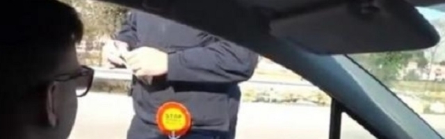 Saobraćajac zaustavio Rusa, a  onda je gorko zažalio zbog jedne rečenice koju je rekao