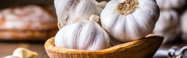 Svi bacaju ljuske belog luka, a one imaju fantastičnu ulogu u kulinarstvu