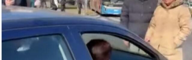 Pokušali da probiju blokadu, pa pretili: Ponovo incident u Novom Sadu (VIDEO)