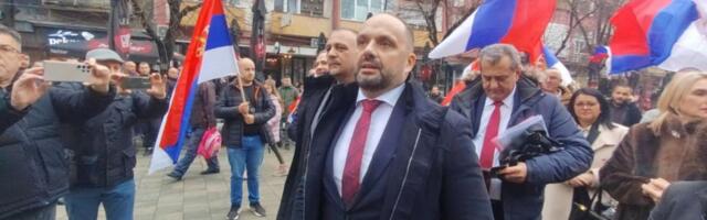 "SRBIJA, POBEDA": Građani Severne Mitrovice srpskim zastavama dočekali gradonačelnika Radojevića (VIDEO)