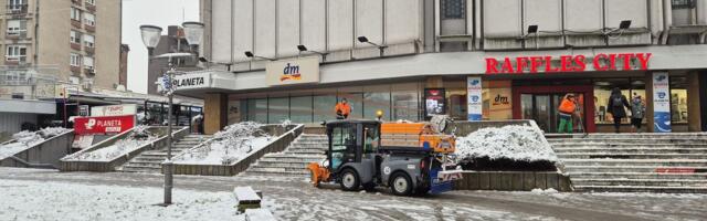 JKP Šumadija Kragujevac intenzivno vrši uklanjanje snega sa javnih površina