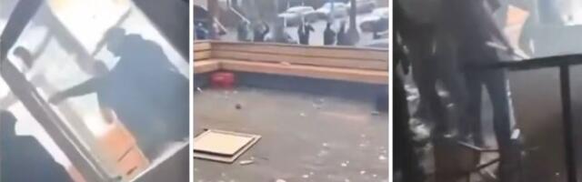 Jeziva tuča Grobara i Delija: Sevale motke, kafić DEMOLIRAN (VIDEO)