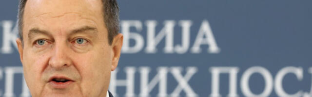 Ивица Дачић се после више од месец дана лечења вратио на посао