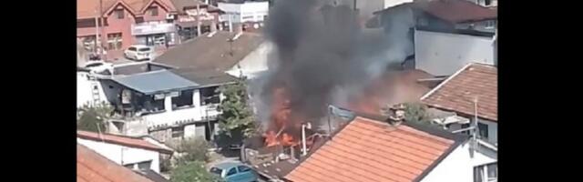 Požar na Zvezdari: Vatra izbila u dvorištu (VIDEO)