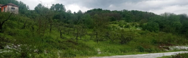Nevreme praćeno obilnom kišom poplavilo puteve i oranice u Prijevoru