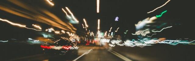 ZBOGOM PAMETI! Kroz pola Beograda žena vozila na haubi otkinutu rampu (VIDEO)