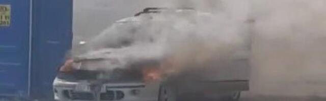 ŠTA SE DEŠAVA SA AUTOMOBILIMA! Planuo još jedan u vožnji, šteta totalna (VIDEO)