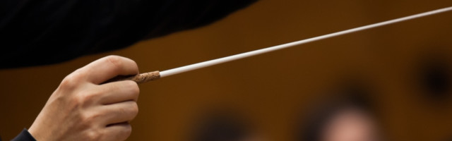 Dirigent od dve plastične čaše napravio zaštitne maske koje poboljšavaju akustiku