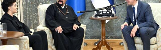 OVO JE SIN STIVENA SIGALA KOJI JE DOŠAO S NJIM U BEOGRAD: Ugostio ih predsednik Vučić - ovo su JEDINI POZNATI DETALJI o sedmom detetu čuvenog glumca (FOTO)