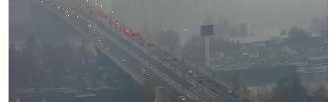 NA OVIM DELOVIMA SAOBRAĆAJ STOJI, A SVE OTEŽAVA I MAGLA! Gužve na sve strane u Beogradu - vozila mile po glavnim saobraćajnicama, vozačima se SAVETUJE OPREZ!