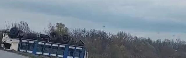 Strašni prizori kod Velikog Orašja: Nakon teže saobraćajke kamion ostao prevrnut pored puta