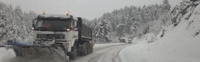PONOVO MEĆAVA NA ZLATIBORU, TEMPERATURA U MINUSU: Zabrana za šlepere i dalje traje, putarima posao otežava vetar (FOTO)